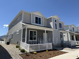 203 E Arcade Dr in Saratoga Springs, UT - Building Photo