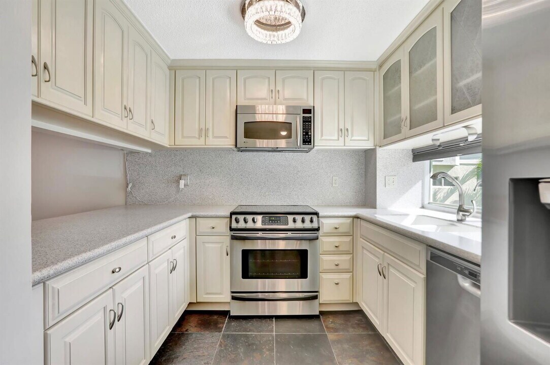 884 SE 19th Ave in Deerfield Beach, FL - Building Photo