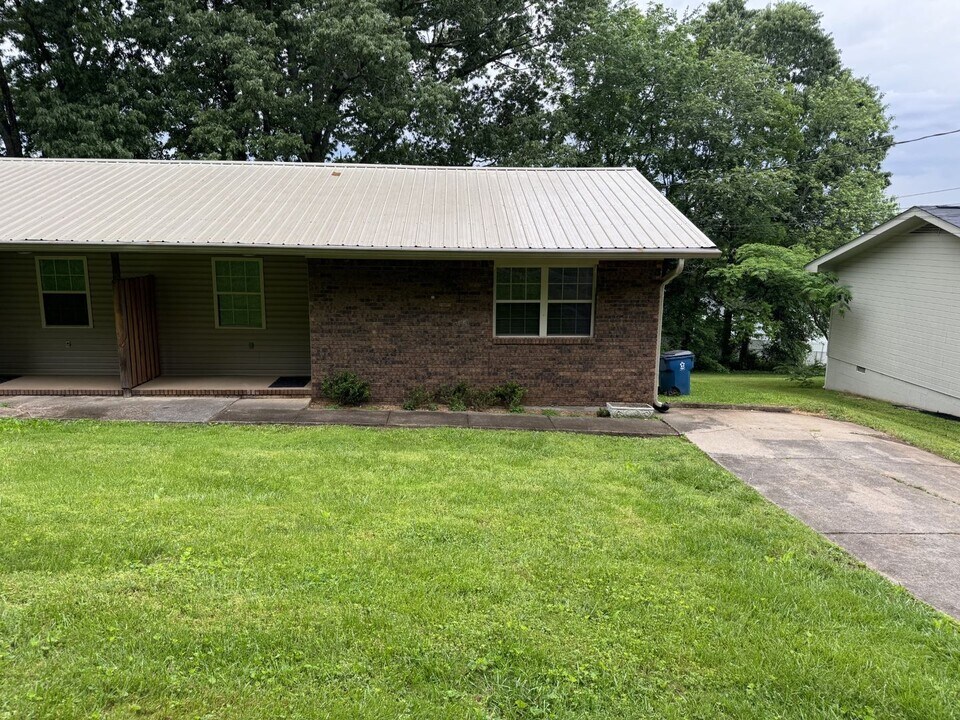 405 Missionary Ave in Rossville, GA - Building Photo
