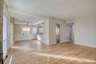 825 Derhake Rd in Florissant, MO - Building Photo - Building Photo