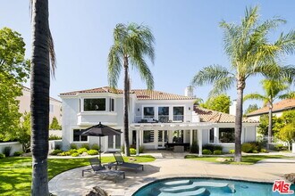5325 Collingwood Cir in Calabasas, CA - Building Photo - Building Photo