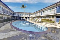 Fair Oaks Apartments in La Habra, CA - Foto de edificio - Building Photo