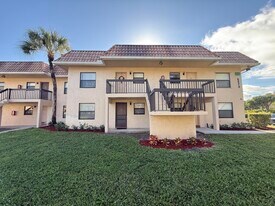 6820 Palmetto Cir S in Boca Raton, FL - Building Photo
