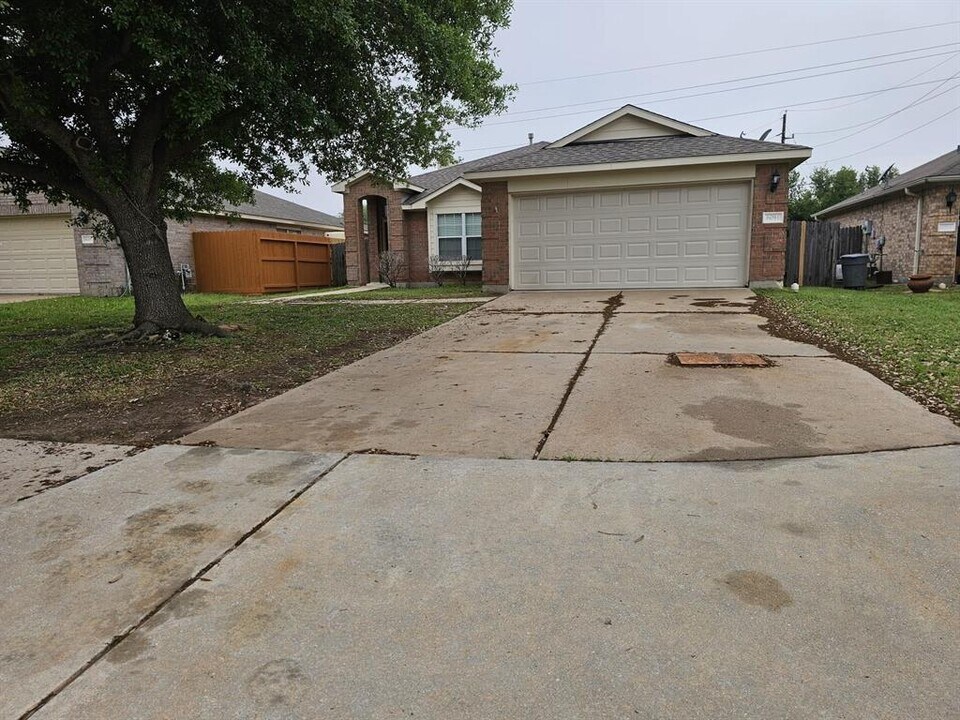 6011 Decker Ridge Ct in Katy, TX - Building Photo