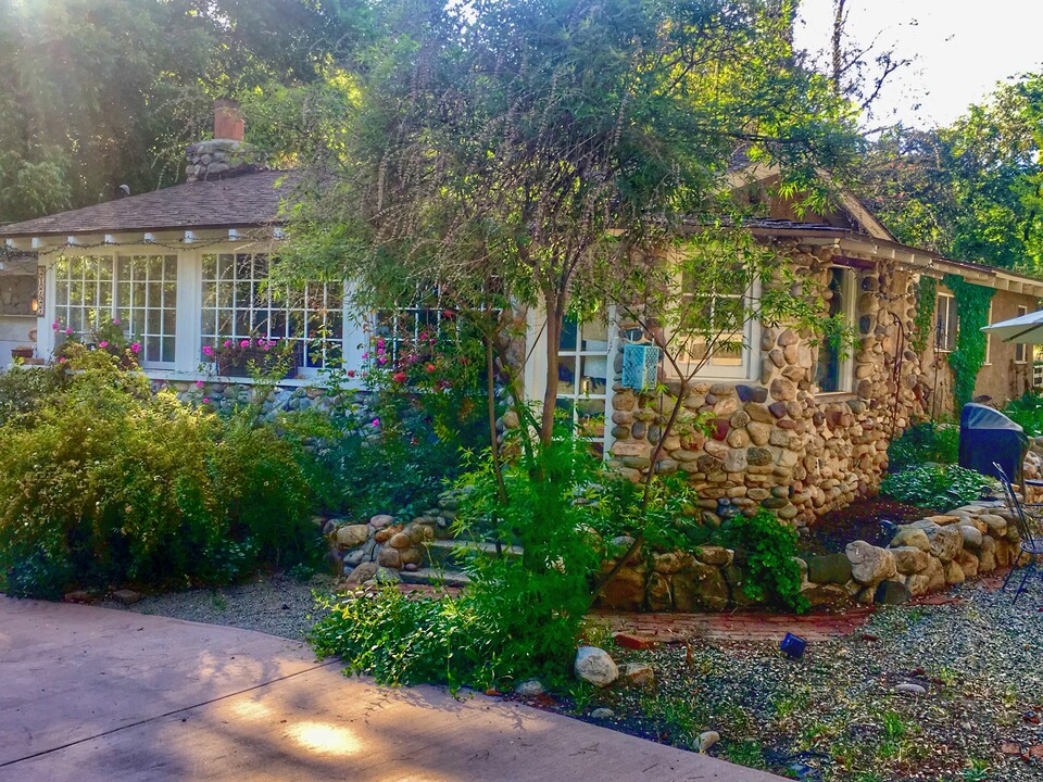 21727 Entrado Dr in Topanga, CA - Building Photo