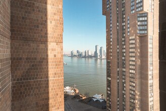 10 Waterside Plaza in New York, NY - Building Photo - Building Photo