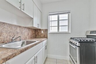 6921 Rue Vendome in Miami Beach, FL - Foto de edificio - Building Photo