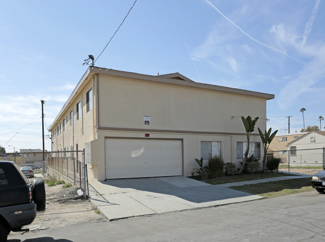 2613 Linden Ave in Long Beach, CA - Building Photo - Building Photo