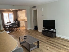 1407 N Sunrise Way, Unit 20 in Palm Springs, CA - Building Photo - Building Photo