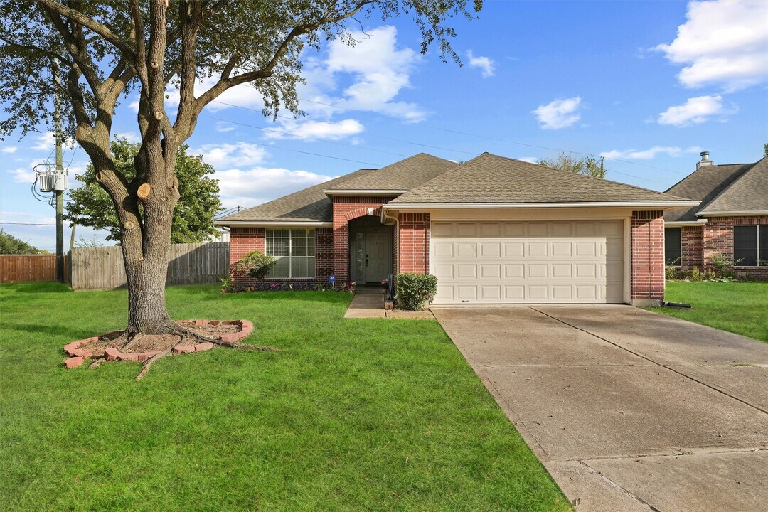 14631 Englebrook Dr in Houston, TX - Building Photo