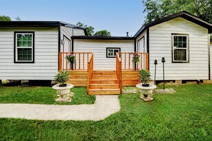 706 Beaumont St in Anahuac, TX - Building Photo