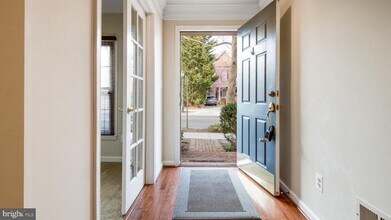 405 Oak Knoll Dr in Rockville, MD - Building Photo - Building Photo