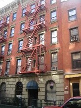 26 Cornelia St in New York, NY - Building Photo - Building Photo