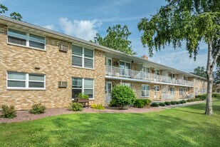 Royal Arms Apartments in Madison, WI - Building Photo