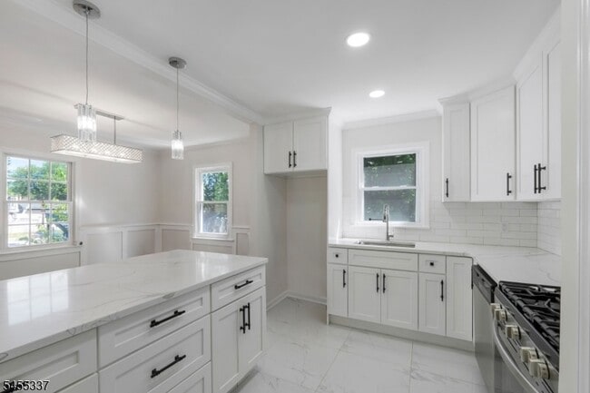 property at 33 Larchmont Rd