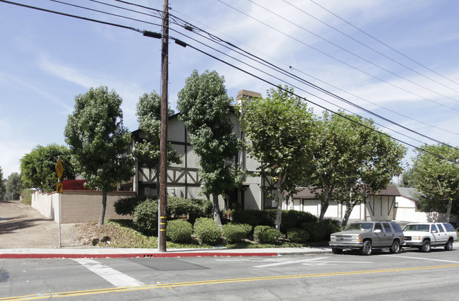 343-351 S Monte Vista St in La Habra, CA - Foto de edificio - Building Photo