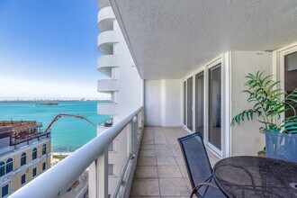1717 N Bayshore Dr in Miami, FL - Building Photo - Building Photo