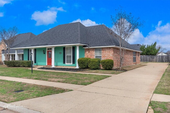 3303 Colonial Dr in Bossier City, LA - Foto de edificio - Building Photo