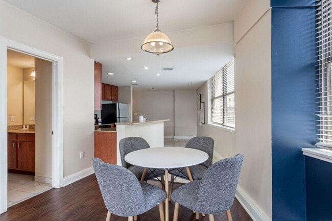 925 Common St in New Orleans, LA - Foto de edificio - Building Photo