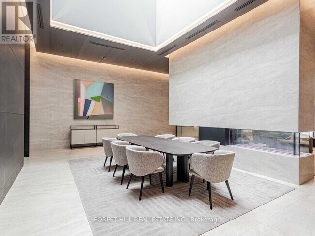 2221 Yonge St in Toronto, ON - Building Photo - Building Photo