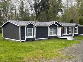 8828 139th Ave NE in Lake Stevens, WA - Building Photo