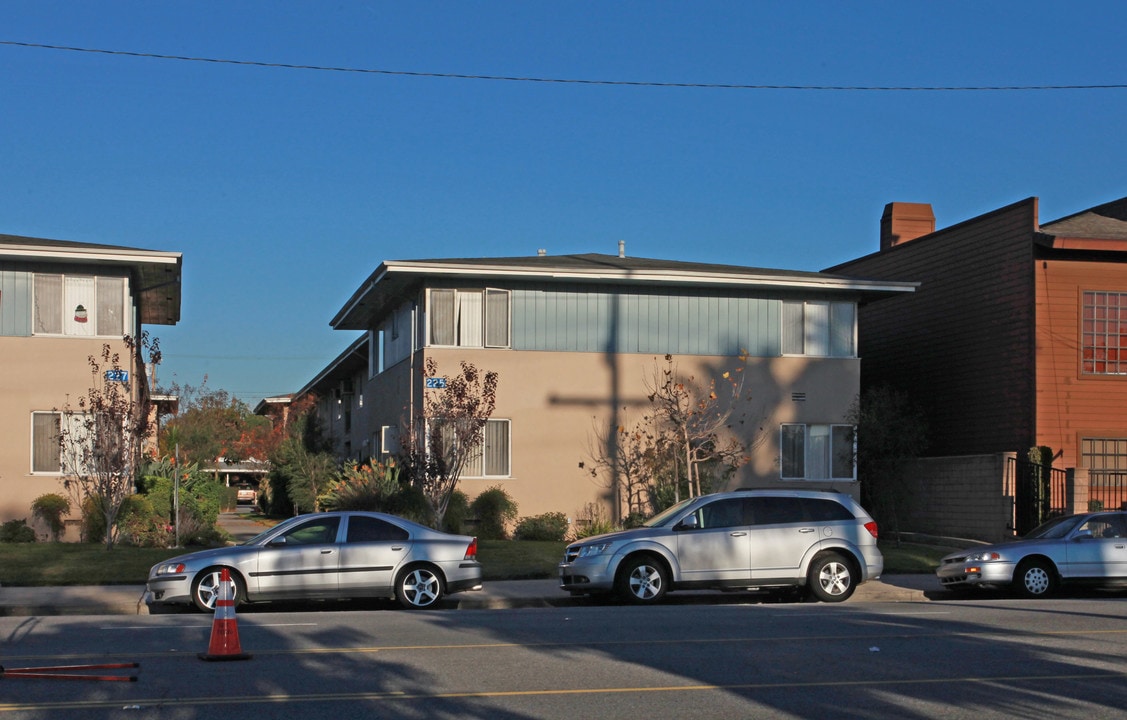 225 W Alameda Ave in Burbank, CA - Foto de edificio