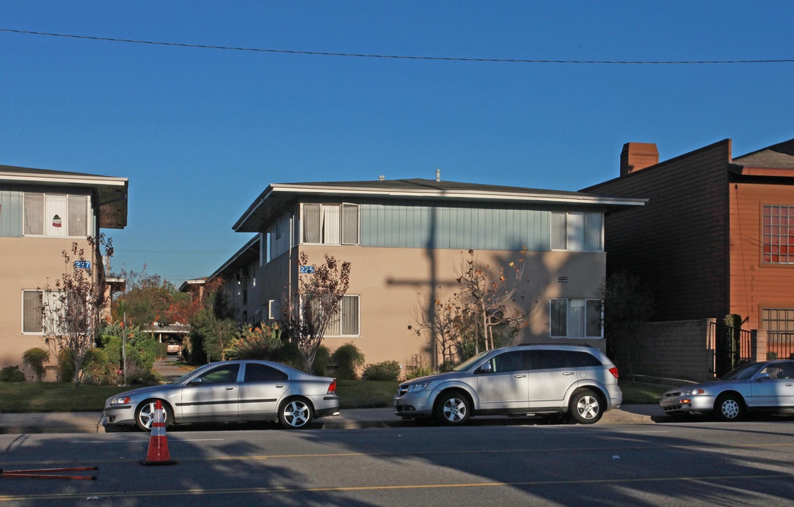 225 W Alameda Ave in Burbank, CA - Building Photo