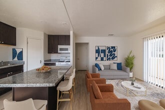 Manteca Golf and Tennis Villas in Manteca, CA - Foto de edificio - Building Photo