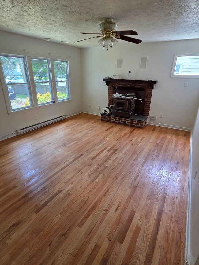8 N Fern Ave in Highland Springs, VA - Building Photo - Building Photo