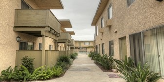 16405 Cornuta Apartments in Bellflower, CA - Building Photo