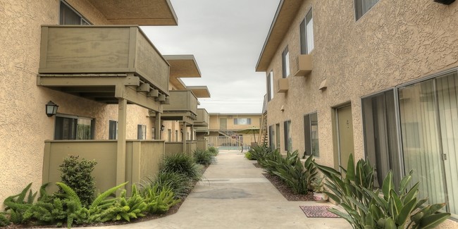 16405 Cornuta Apartments in Bellflower, CA - Building Photo - Building Photo