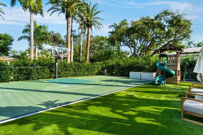 6655 Pine Tree Ln in Miami Beach, FL - Building Photo - Building Photo