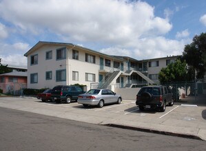 Phoenix Apartments in San Diego, CA - Foto de edificio - Building Photo