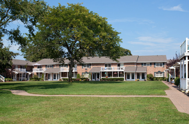 Fairfield Saxon Arms in Bay Shore, NY - Building Photo - Building Photo