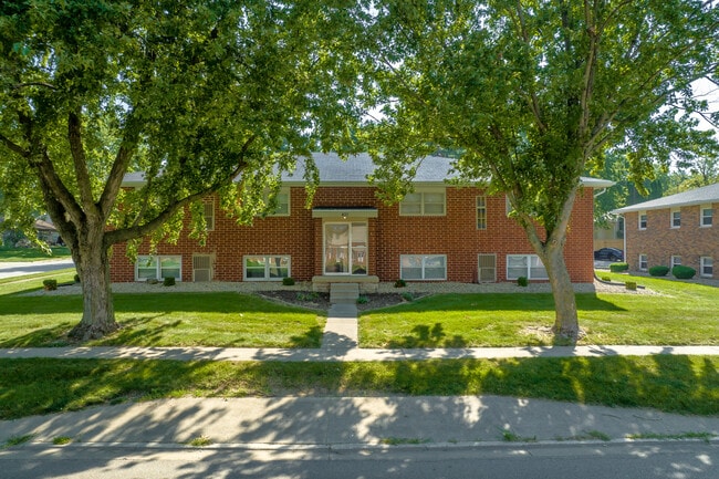 Pinecrest Apartments in Normal, IL - Building Photo - Building Photo