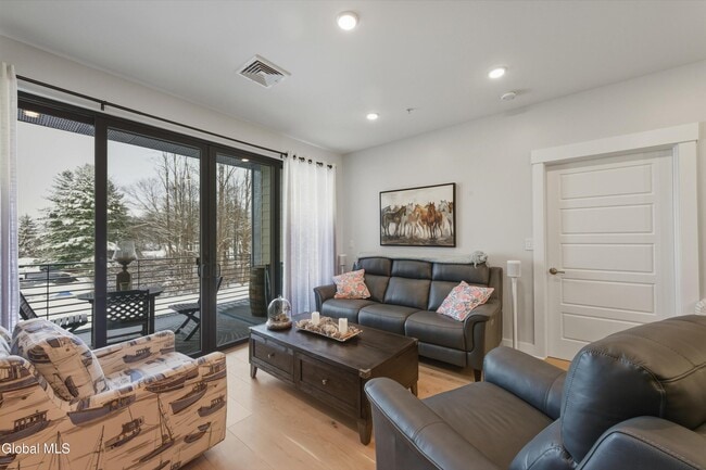 116 West Ave in Saratoga Springs, NY - Foto de edificio - Building Photo