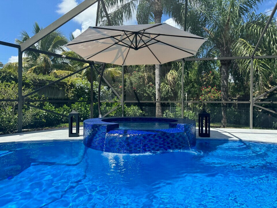 1335 Caribbean Way in Lantana, FL - Building Photo