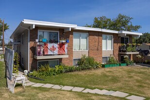 424B Sabrina Rd SW in Calgary, AB - Building Photo