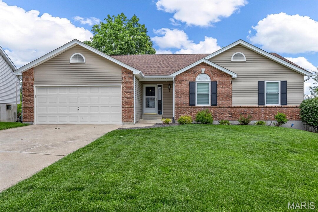 30 Fawn View Ln in O'Fallon, MO - Building Photo