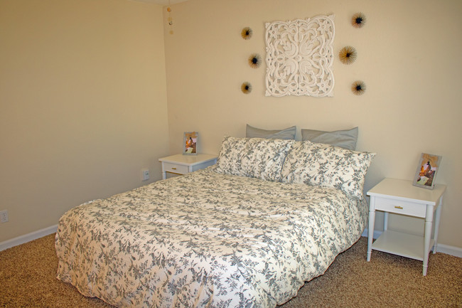 Eastwood Apartments in Carmichael, CA - Building Photo - Building Photo