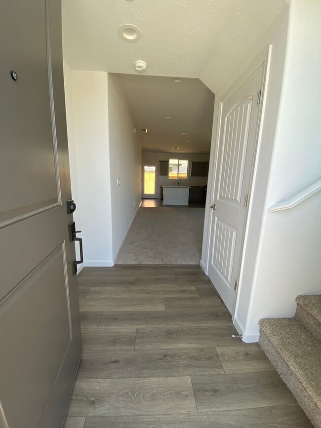1312 W Prescott Ct in Visalia, CA - Foto de edificio - Building Photo