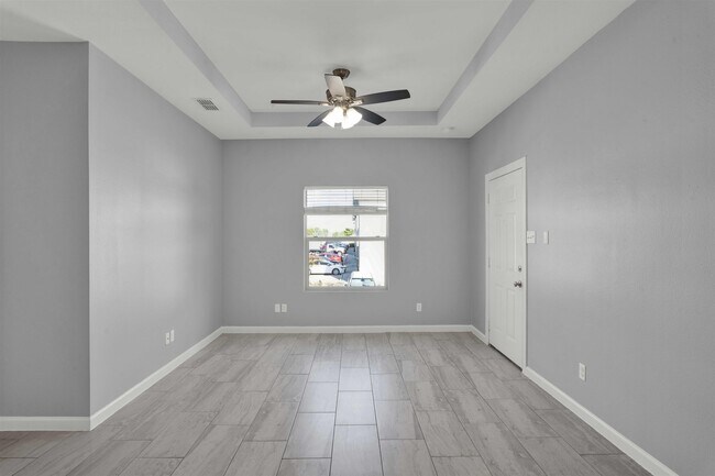 4250 Dorel Dr-Unit -124 in Laredo, TX - Building Photo - Building Photo