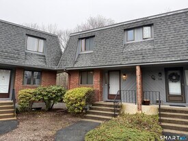 32 Upper Pattagansett Rd in East Lyme, CT - Building Photo