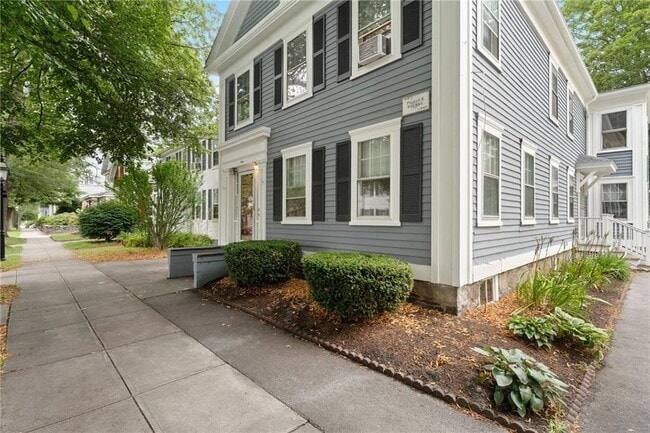 692 Hope St in Bristol, RI - Building Photo - Building Photo