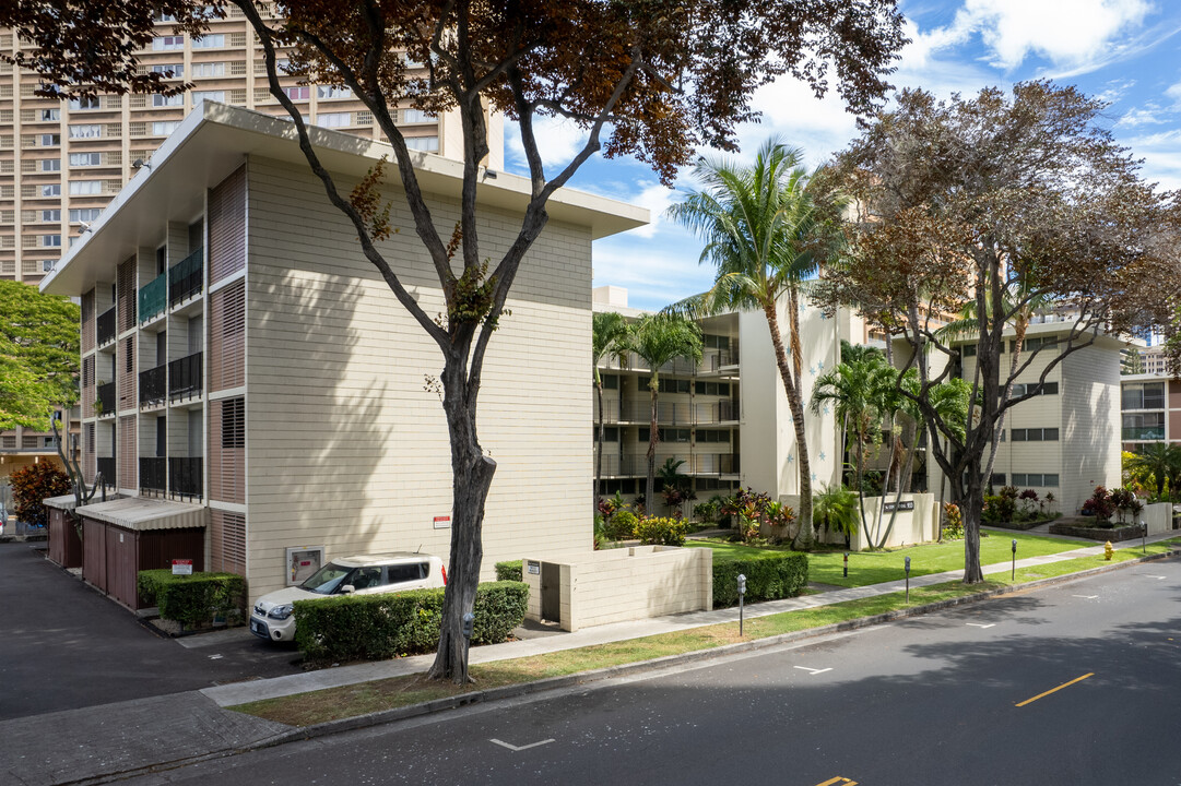 The Continental Plaza in Honolulu, HI - Building Photo