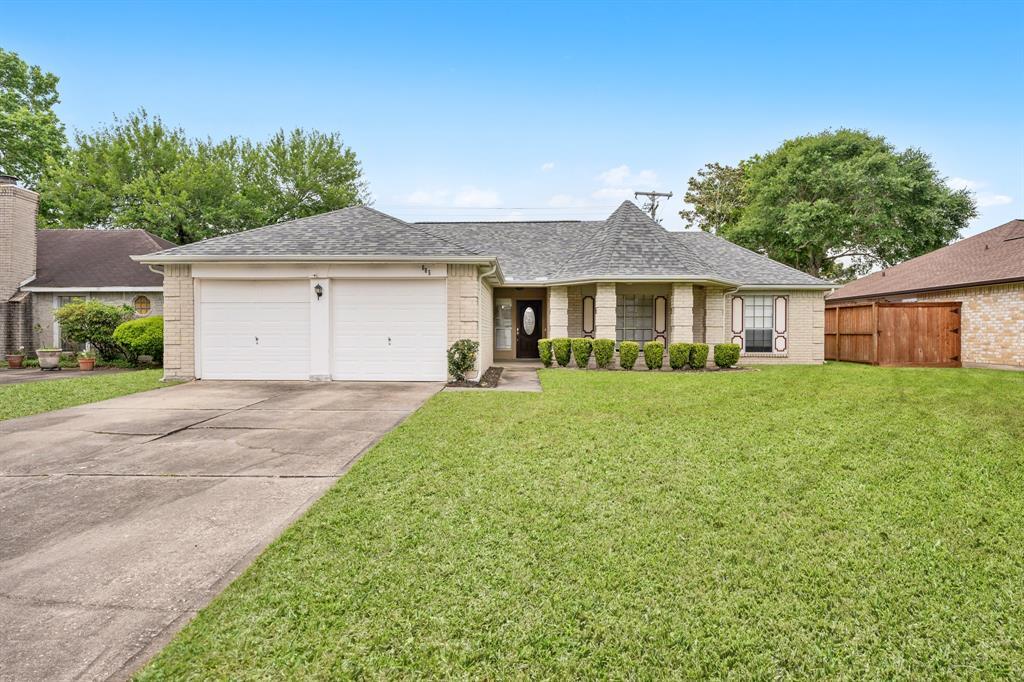 605 Spring Breeze St in League City, TX - Building Photo
