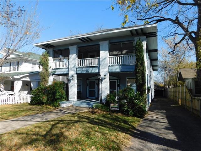 826 N Bishop Ave in Dallas, TX - Foto de edificio - Building Photo