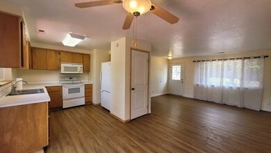 237 Lancaster Ave in Roseburg, OR - Building Photo - Building Photo