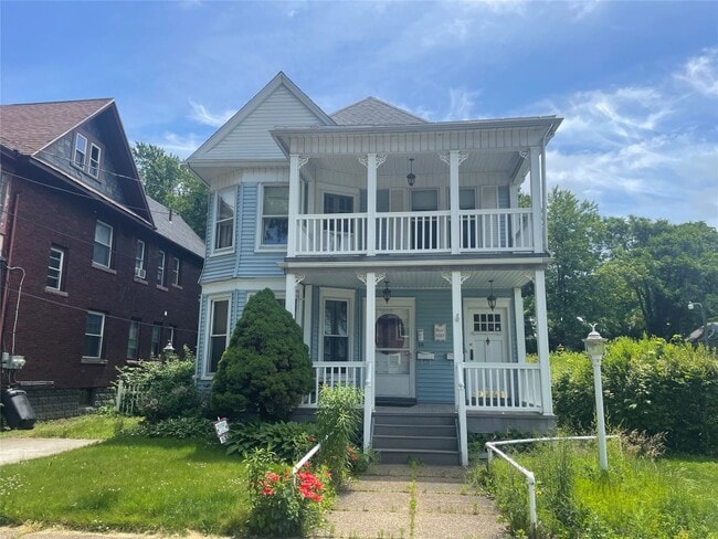 property at 935 W 9th St