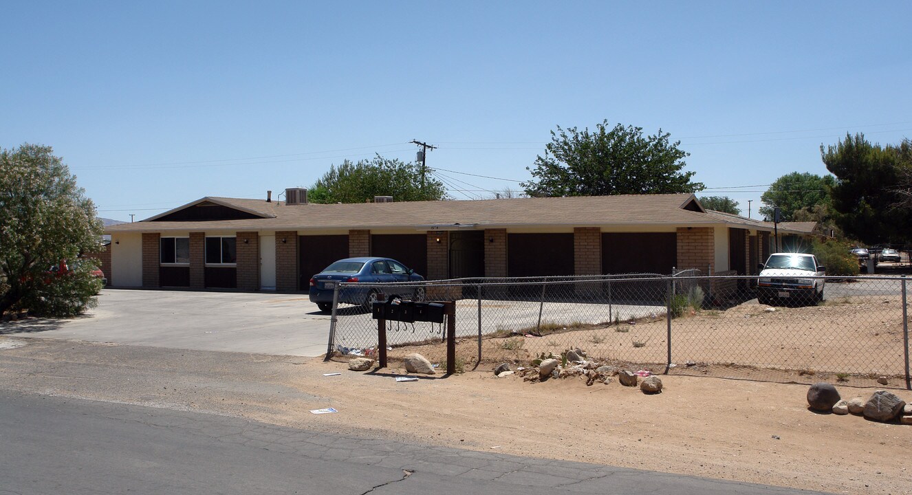 15543 Tonekai Rd in Apple Valley, CA - Foto de edificio